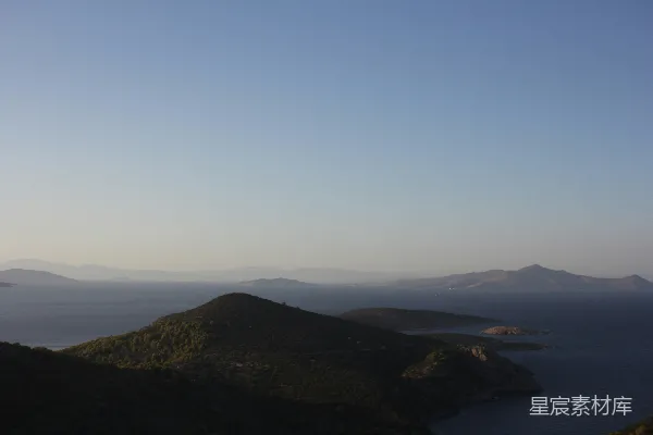 棕色山脉近水体白天景色