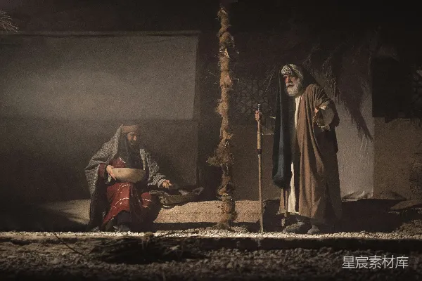 几个男人站在一起