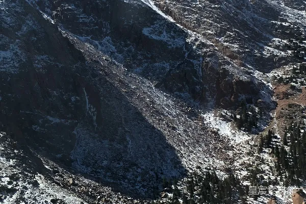 高清摄影 白天被雪覆盖的山