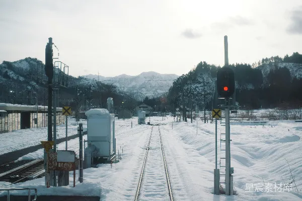 雪地里一条铁路轨道