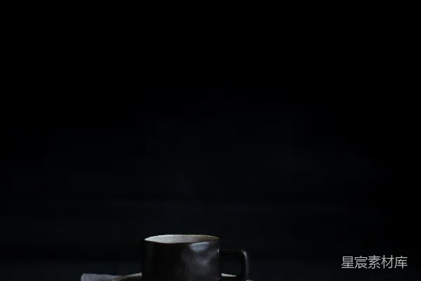 黑色的便士放在白色织物上面