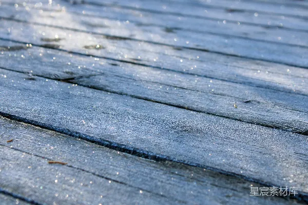 高清摄影 一张木屋顶的特写照片，上面覆盖着雪。
