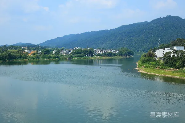 一片被郁郁葱葱山坡环绕的水域