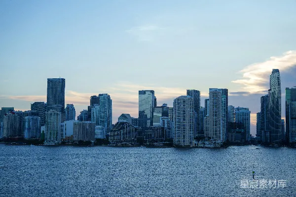 黄昏时分的城市 skyline 对岸。