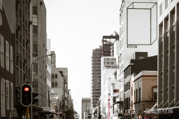 白天高楼层建筑间道路上的车辆