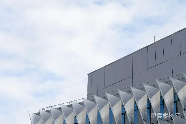 现代建筑立面，几何图案与天空相对应。