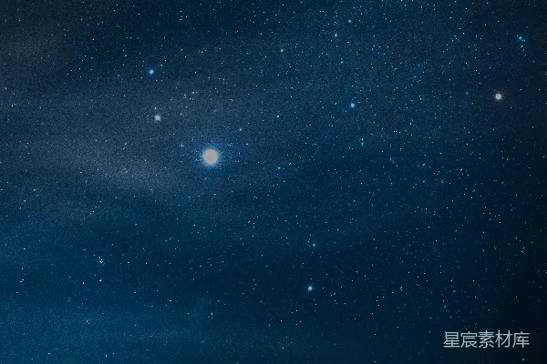 一片繁星点点的夜空之上，映衬着轮廓分明的地景。