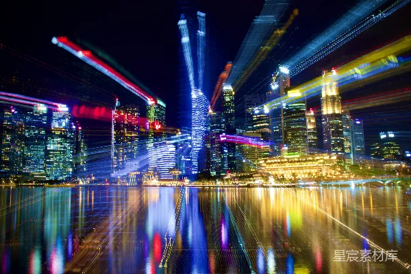 夜晚的城市灯火在水中闪烁