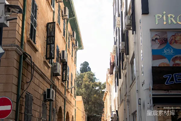 建筑物之间的窄街，两侧有空调。