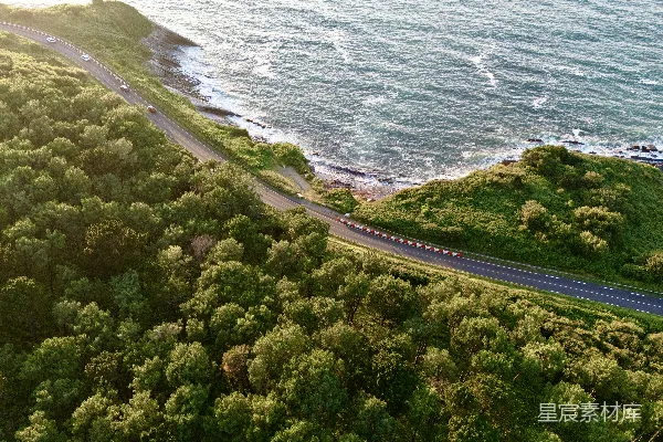 海边一条蜿蜒道路的俯视图