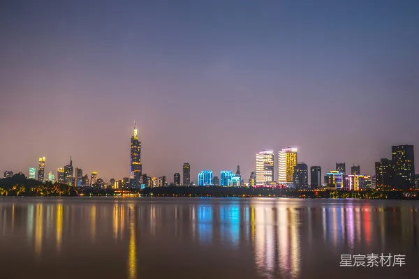 城市夜景映照在水面之上