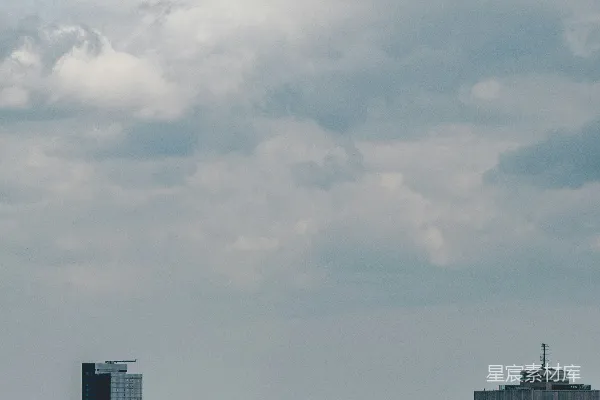 云层下的城市风光。