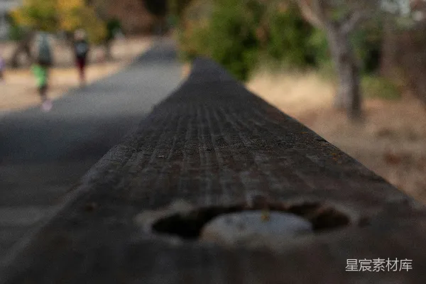 高清摄影 在道路上的一根木制轨道的特写。
