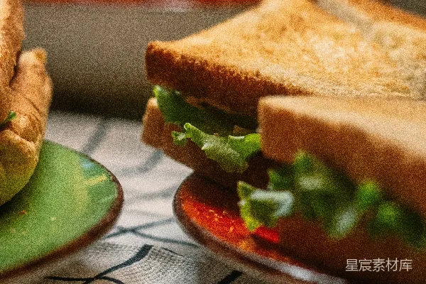 绿色和白色陶瓷盘中的面包