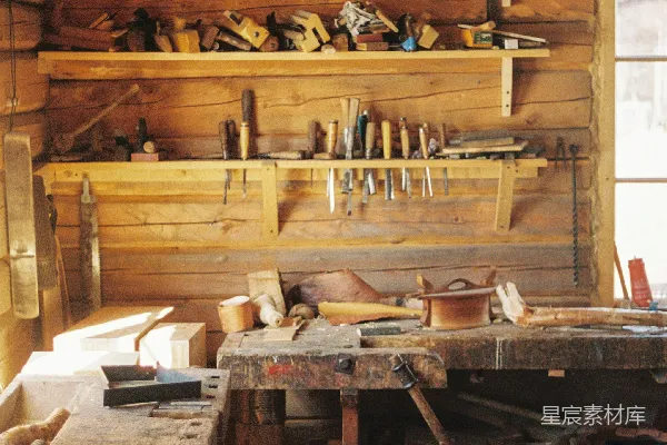 高清摄影 一个装满工具的木制小屋内的工作台