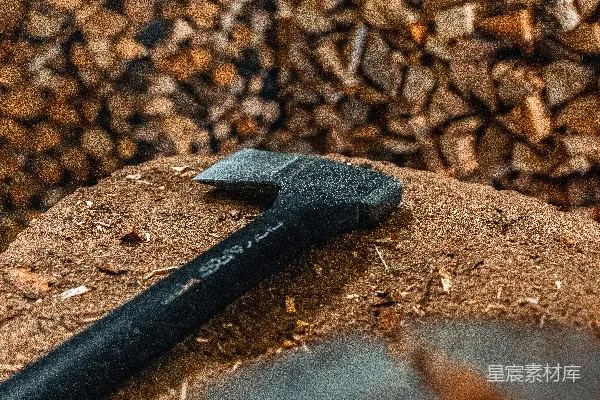 高清摄影 一把锤子和一块木头放在一堆木头的上面。