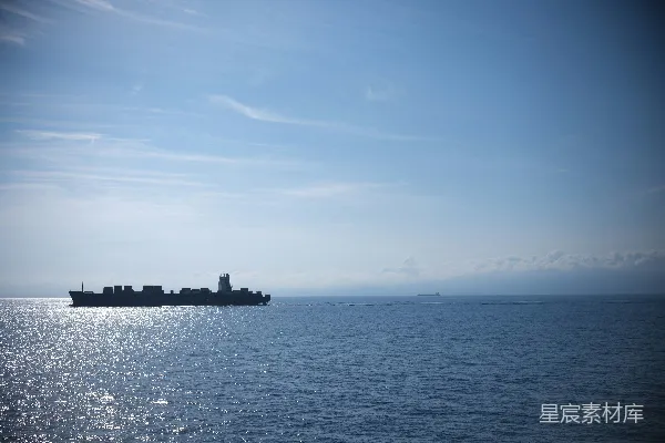 货船在平静的蓝色海洋中航行