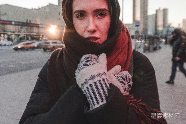 手持黑色围巾的女子
