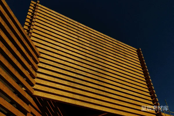 高清摄影 一排木板建造的建筑与蓝色的天空相对。