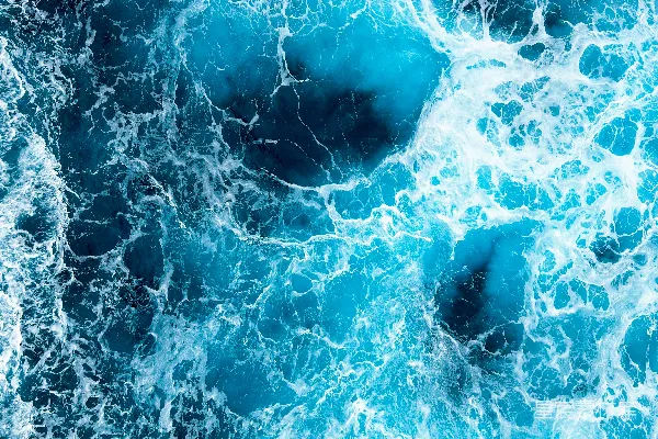 深蓝的海洋中波纹如白泡沫一般