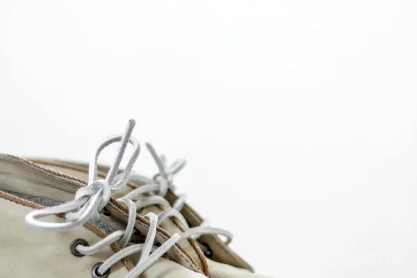 一双 beige 马丁靴