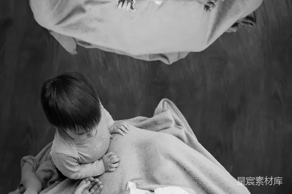 女人背着婴儿的黑白照片