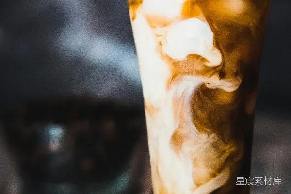 清空装有冰块和棕色液体的酒杯