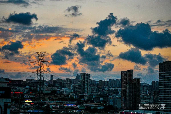 黄昏的城市景色，车流密集