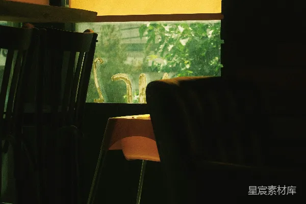两把椅子和一张桌子摆在窗前。