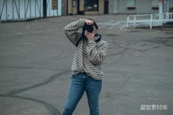一个女人在停车场自拍