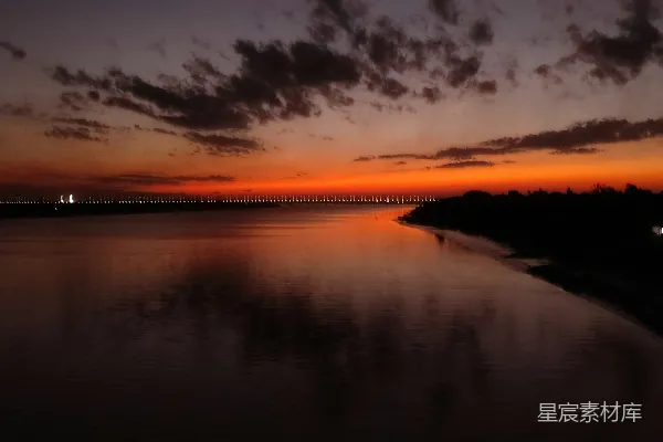 夕阳落下一片水域之上