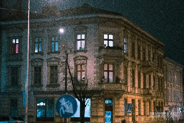 夜间人们在靠近棕色混凝土建筑的步行道上行走