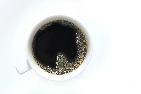 一杯带有勺子的咖啡