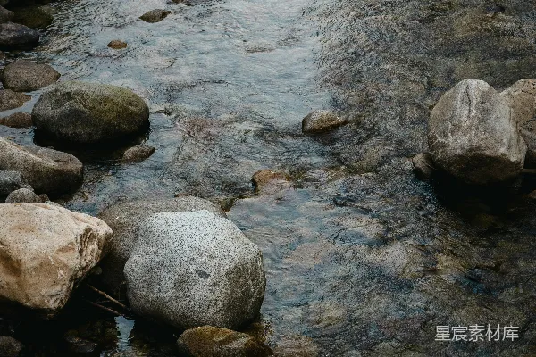 一条携石流过的溪水