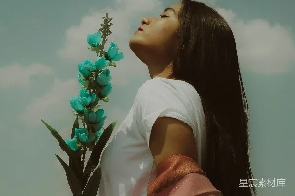 一个人亲吻一朵花