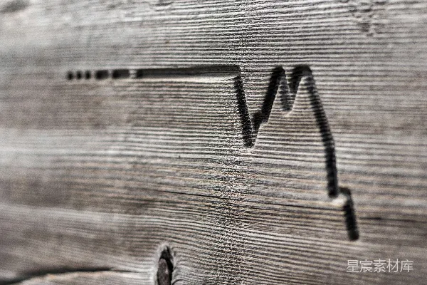 高清摄影 灰色木头上雕刻的波浪纹