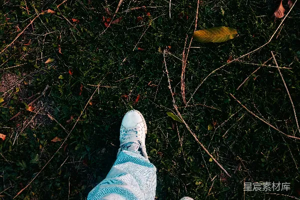 地上躺着的人脚抬起来