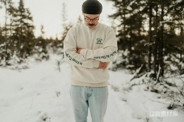 站在雪中的男子双手叉腰