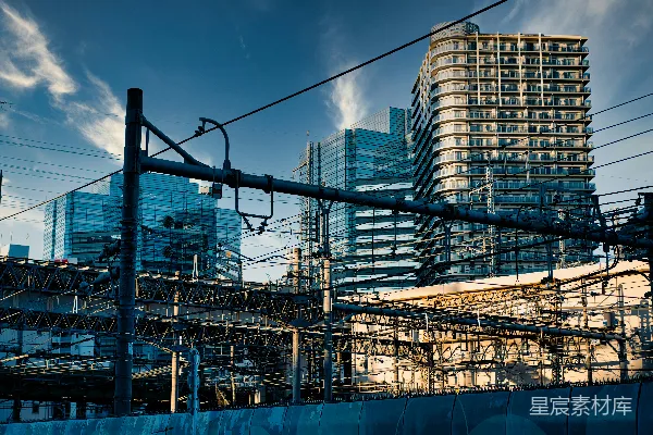 城市中一座非常高大的建筑的景象