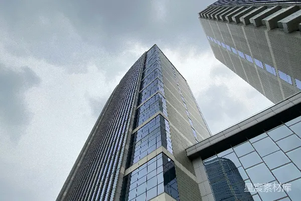 一栋非常高大的建筑旁边还有一栋同样高大得建筑