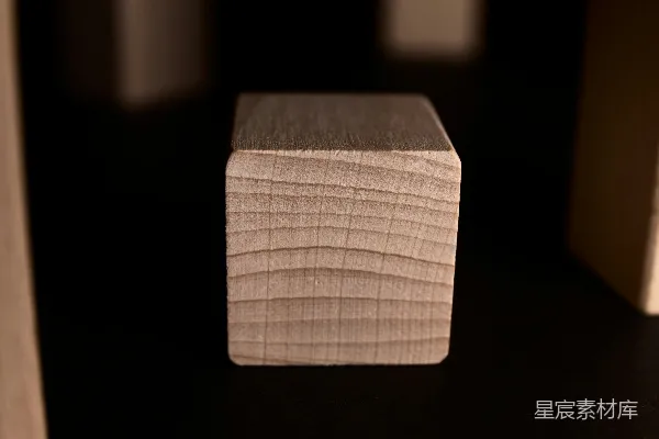 高清摄影 一个黑色背景的正方形物体