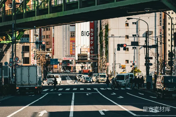 街上的桥，车在下面行驶