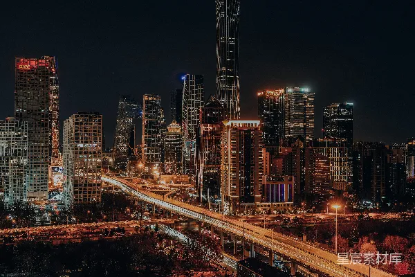 城市夜景中的高楼大厦间有条高速公路贯穿其中