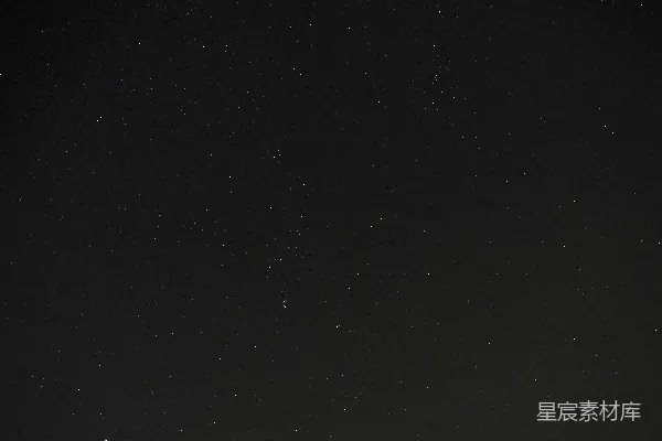 满天星斗，几朵云彩的暗夜 skies布满星星和几朵云，天空格外黑暗