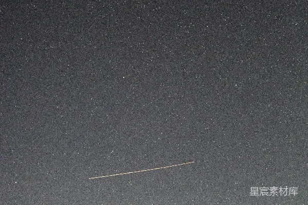 夜空中闪耀的白星