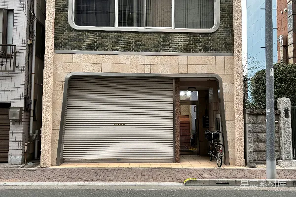 一栋前有车库的大楼