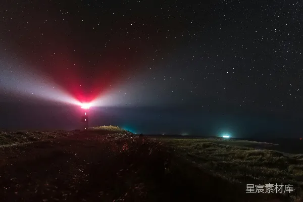 一个人在一条尘土道路上站立，天空中布满了繁星。