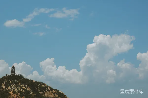 白天黑塔上的白云