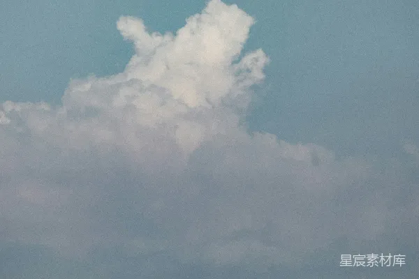 空中飞行的飞机，背景是白云。