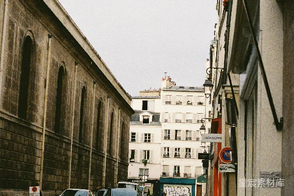 巴黎一条街的景象，有建筑物和汽车。